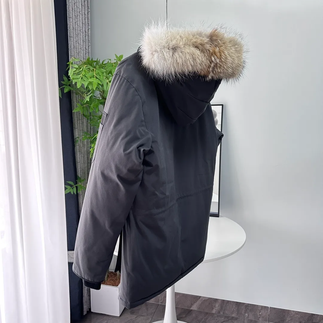 P700 CANADA GOOSE｜Canada Goose Expedition Parka｜Classic upgrade New 08 style Color: graphite gray, off-white, black, pink, navy blue, sky blue, Size: XS, S, M, L, XL, XXL, Product introduction Loose fit, multi-pocket design Larger size for free movement. 6 exterior pockets: 4 reversible front pockets, zippered side entry. There is a practical pocket on the left sleeve and a top pocket on the right sleeve. There is a drawstring on the inside of the waist and a logo patch on the back. The waist is designed with an inside drawstring, which can be adjusted to provide excellent warmth. Woven grab straps at upper back with “Expedition” logo patch • Hood with removable zipper trim, interchangeable hood trim for personalization and added protection (this jacket is not available with the classic hood trim) • Chin protection element has a tricot inner fabric for softness and comfort • Woven grab straps at upper back with “Expedition” logo patch • Internal drawstring at the waist, adjustable to provide excellent warmth •Snap-in rib knit cuffs for added comfort and optimal heat locking in •Stylish hanging inner straps allow the jacket to be carried over the shoulder, hands-free •Stowaway nylon stretch snow skirt for added protection •Two-way zipper covered fly with Velcro® snaps that unzips from the bottom for increased range of motion and breathability. A windproof fly is designed under the zipper for an extra layer of protection. • 6 exterior pockets: 4 two-way pockets on the front with top flap and Velcro® snaps, and zippered side entry. Utility pockets on left sleeve and right sleeve with top flap and velcro® snaps Internal pockets: 1 zipped pocket, 2 mesh drop-in pockets Embroidered Canada Goose logo